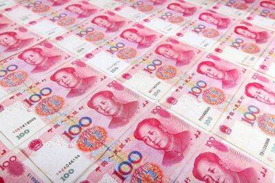Юань снизился против доллара перед решением ФРС США по ставке