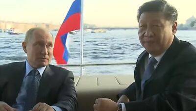 Нащупал дырочку: в сети высмеяли нездорового Путина за "ползание" перед главой КНР