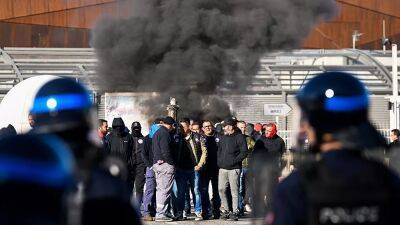 Блокада порта в Марселе. Макрон и профсоюзы готовятся к "чёрному четвергу"