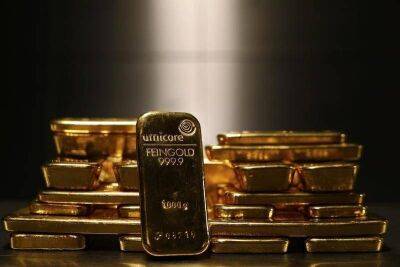 Золото опять упало ниже $2000 за унцию