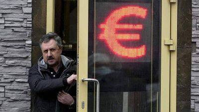 Курс евро на Московской бирже впервые с 21 апреля прошлого года превысил 83 рубля