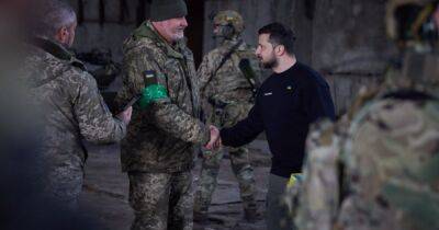 Зеленский посетил позиции защитников на Бахмутском направлении и вручил награды (видео)