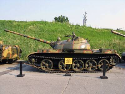 Россия отправляет на войну в Украину старые танки Т-54 - фото