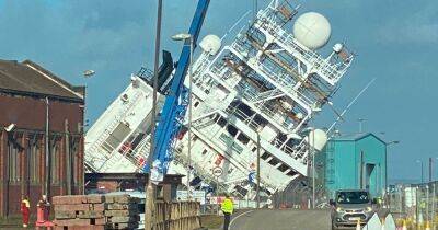 Огромный корабль соучредителя Microsoft завалился на бок с людьми на борту (фото)
