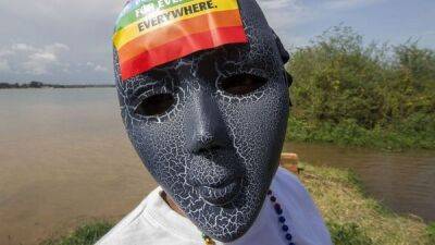 В Уганде принят закон, грозящий тюрьмой всем, кто сам себя считает ЛГБТ. За это пока нигде не наказывают