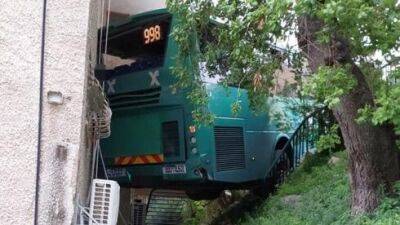 Видео: возле Хайфы автобус вылетел с дороги, врезался в дом и повис над оврагом
