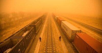 Густые песчаные бури накрыли Пекин и несколько провинций Китая