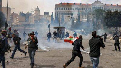Слезоточивый газ и столкновения: протестующие в Ливане пытались штурмовать штаб-квартиру правительства