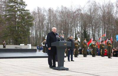 Лукашенко посетил Хатынь: если забудем дорогу сюда – все повторится, нам надо этого избежать