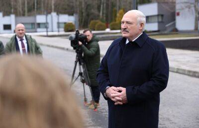Лукашенко в Хатыни ответил на вопросы журналистов: Если голову будем в руках держать, будет все нормально