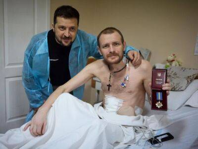 Зеленский вручил награды раненным военнослужащим во время визита в Харьковскую область