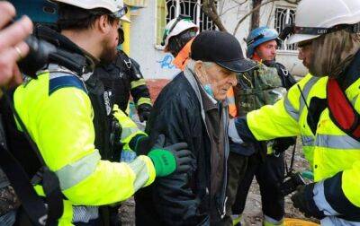 Полиция опубликовала видео первых минут спасения людей в Запорожье