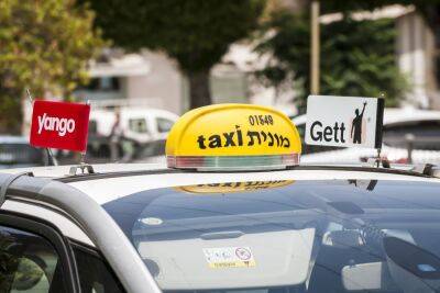 Трое жителей Бат-Яма пытались расплатиться фальшивыми купюрами и напали на бдительного таксиста