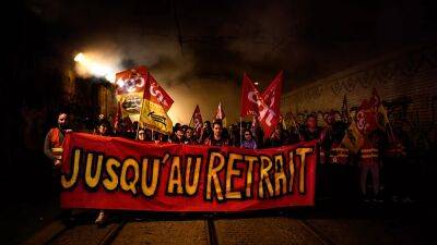 ФОТО: Макрон "ни о чем не жалеет": возмущение и стихийные протесты после телеинтервью