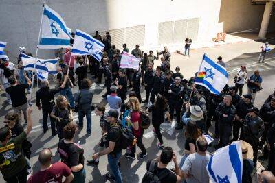 Ави Дихтера побили израильским флагом