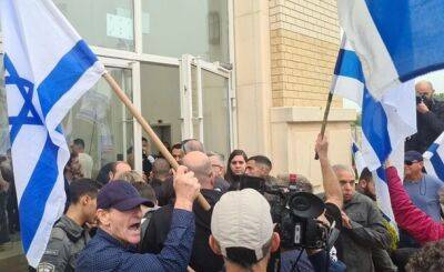 Министра от «Ликуда» ударили древком флага за поддержку судебной реформы
