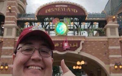 Мужчина посетил все 12 парков Disney за 12 дней