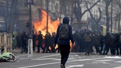 800 000 человек приняли участие в митинге в Париже. Во многих городах вспыхнуло насилие