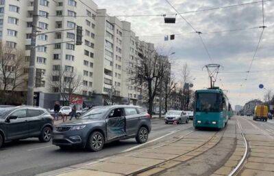 Водитель легковушки не пропустил трамвай в Минске - ont.by - Белоруссия - Минск