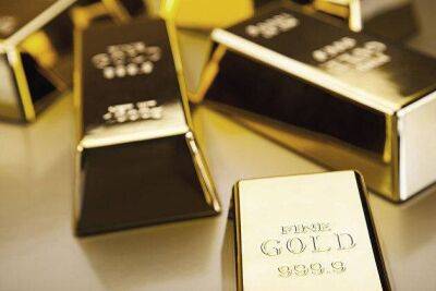 Стоимость золота незначительно снижается в рамках коррекции на торгах пятницы