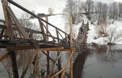 В деревне в Нелидовском округе разбирают мост, чтобы уберечь его от паводка