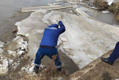 В Ржевском округе устранили ледяной затор на реке Лоча