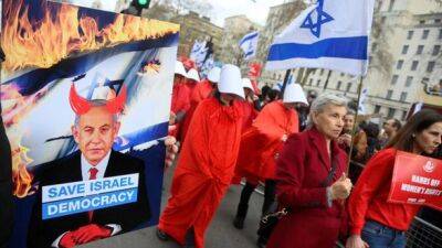 Нетаньяху подвергся критике сотен протестующих во время визита в Лондон