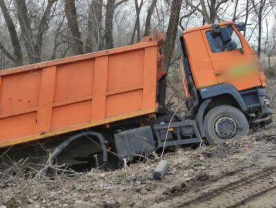 В Харьковской области в песчаном карьере подорвался грузовик местного предприятия, водителя госпитализировали, директор – погиб – ОВА