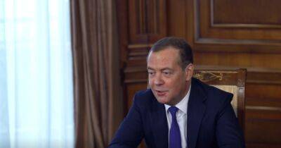"Будем пользоваться бесплатно": Медведев разрешил россиянам скачивать фильмы у "пиратов"