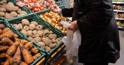 Лук и яйца в Украине продолжат дорожать: эксперты раскрыли, когда ждать падения цен
