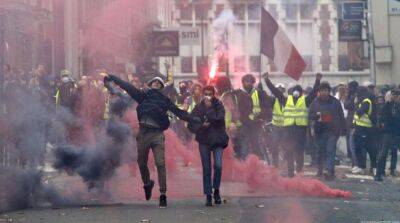 Во Франции произошли столкновения митингующих с полицией: что известно