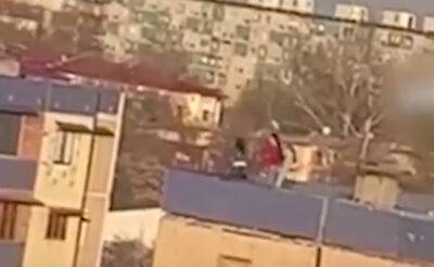 Три школьницы в Ташкенте забрались на многоэтажку, чтобы сделать красивые селфи на краю крыши - podrobno.uz - Узбекистан - Ташкент - район Чиланзарский