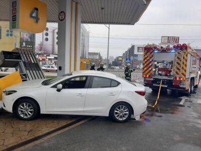 В Киеве авто влетело в заправку - фото