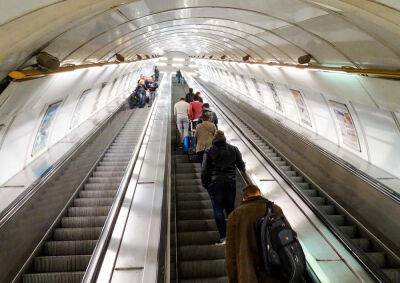 В метро Праги пассажир упал в обморок на эскалаторе и ранил четырех человек