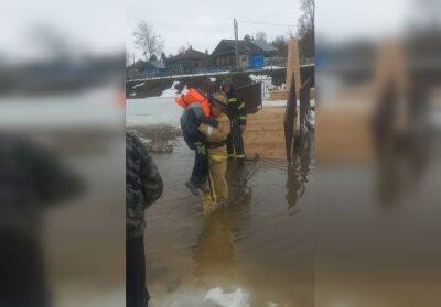 В Тверской области спасли ребенка, который застрял на окруженной водой площадке