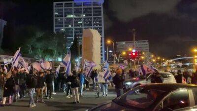 Демонстранты перекрыли центр Тель-Авива в знак протеста против увольнения Галанта