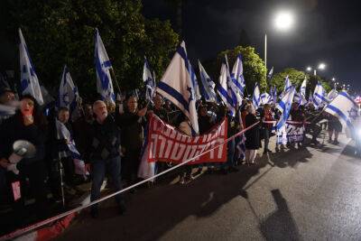 Тысячи израильтян вышли на спонтанные демонстрации в ответ на увольнение министра обороны