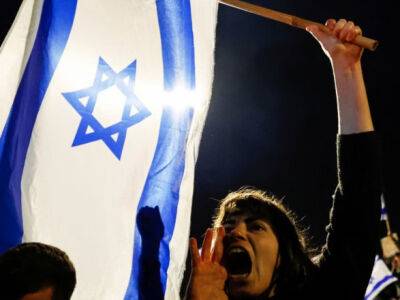 Увольнение министра обороны Израиля вызвало массовые протесты в стране