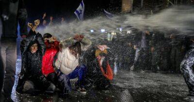Биньямин Нетаньяху - Ицхак Герцог - Протесты в Израиле: демонстранты подошли к дому Нетаньяху, их разгоняли водометами (фото, видео) - focus.ua - Украина - Израиль - Тель-Авив - Иерусалим - Протесты
