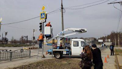 В Харькове ремонтируют разбитые обстрелами светофоры (фото) - objectiv.tv - Харьков