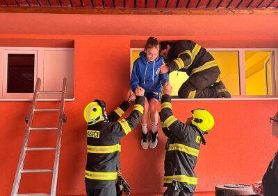 В Чехии пожарные помогли баскетболисткам выбраться из раздевалки и попасть на матч