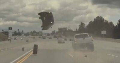 В США кроссовер Kia взлетел в воздух после столкновения с колесом от пикапа (видео)