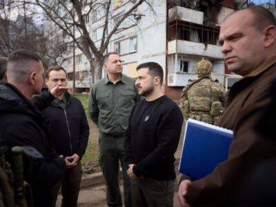 Зеленскому в Запорожье показали дом, пострадавший в результате российского ракетного удара. Он может обвалиться