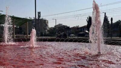 Видео: в Бат-Яме появился "кровавый" фонтан протеста