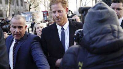Принц Гарри прилетел в Лондон — на слушания по делу против Daily Mail