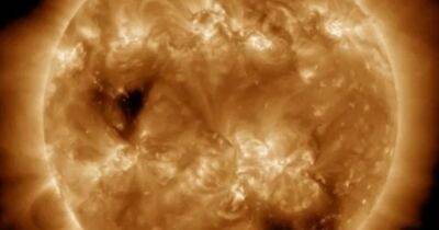 На Солнце появилась огромная дыра: к Земле полетел поток плазмы со скоростью в 2,8 млн км/час (фото)