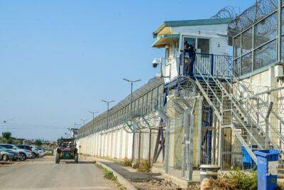 Бывшие начальники тюрьмы «Гильбоа» пойдут под суд по делу об изнасиловании охранницы