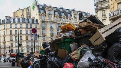 Мусорщики Парижа очистят город после 3-недельной забастовки