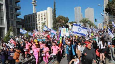 Несмотря на приостановку реформы: массовая акция протеста в Тель-Авиве