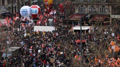 Протесты против пенсионной реформы во Франции: 450 000 протестующих в Париже, столкновения с полицией, первые арестованные